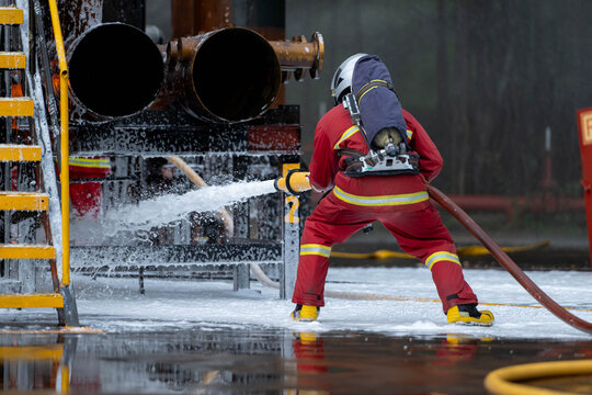 Firefighters used high-pressure water hoses and chemical foam hoses to extinguish a chemical fire