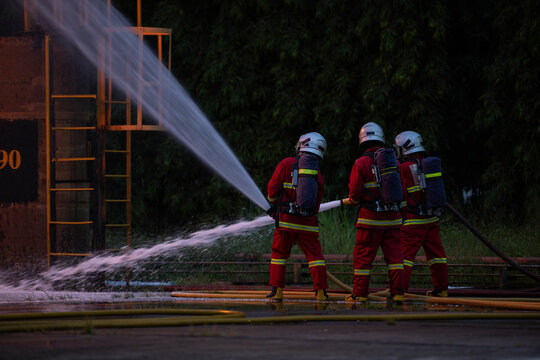 Firefighters used high-pressure water hoses and chemical foam hoses to extinguish a chemical fire