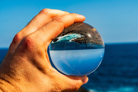 Paisaje reflejado en una lensball en Gran Canaria.	