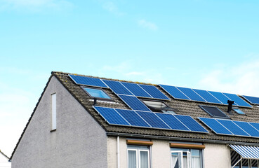 Fototapeta premium Residential House with Rooftop Solar Panels for Clean Renewable Energy