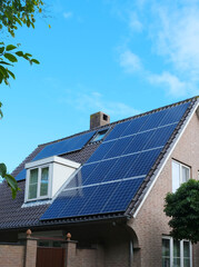 Fototapeta premium Modern Residential Home with Rooftop Solar Panels for Renewable Energy