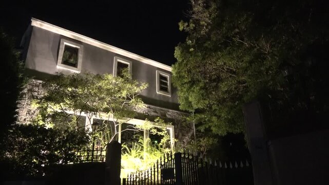 ライトアップされた北野迎賓館（旧ハンター邸）の幻想的な夜景と歴史的洋館