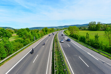 Fototapeta premium Blick von einer Brücke auf den Verkehr auf der Autobahn A66 nahe Gelnhausen, Hessen