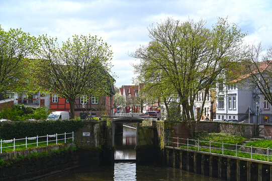 Hansestadt Buxtehude, am Rande der Altstadt. Br&uuml;cke, Westfleth,  Schleuse, Fleth,  Westviver.  Der siebte Schornstein, St.-Petri-Kirche