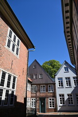 Fototapeta premium Hansestadt Buxtehude, Altstadt, Stadtansicht, idyllische Gassen, alte Wohnhäuser, Fachwerkbauten mit Satteldach, Backsteinbauten