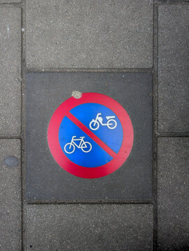 Se&ntilde;al de prohibido aparcar bicicletas y motos pintada en el suelo