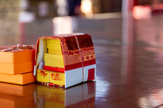 Traditional Taiwanese temple offerings, joss paper, and altar items are materials related to people's beliefs and prayers for blessings.
