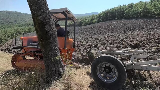 Aratura con Trattore cingolato
