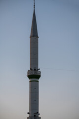 Obraz premium Antalya, Turkey, July 2026: Close-up view of a mosque minaret against the evening sky