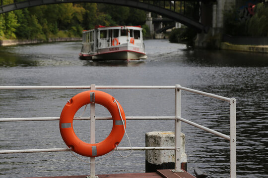 Alsterufer in Hamburg mit einem unscharfen Alsterdampfer im Hintergrund, Deutschland.