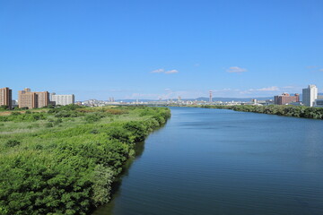 Fototapeta premium 菅原城北大橋から見た夏の淀川風景（大阪）