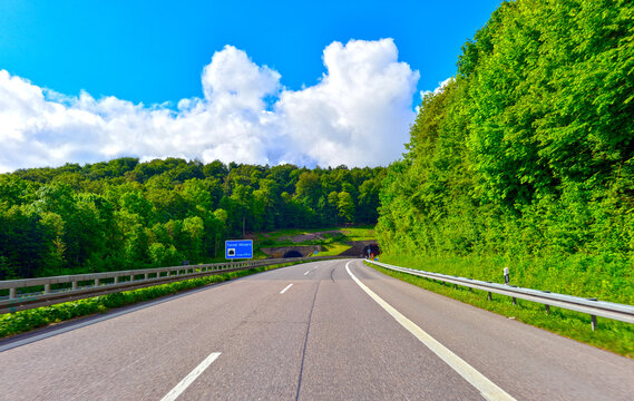 Blick auf die Bundesautobahn 81 vor dem Tunnel H&ouml;lzern in Fahrtrichtung S&uuml;den mit gr&uuml;ner Waldlandschaft