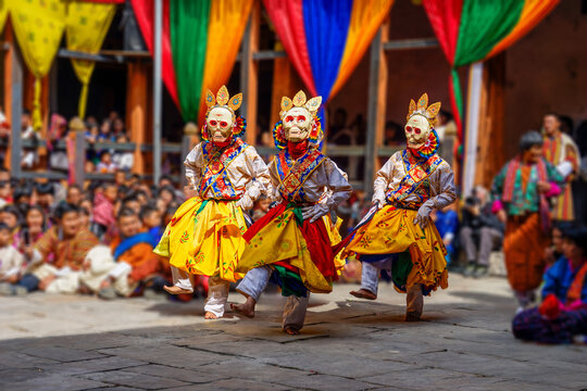 Bhoutan, the vibrant colors, music, dancing, and spiritual significance of the annual Jakar Festival.