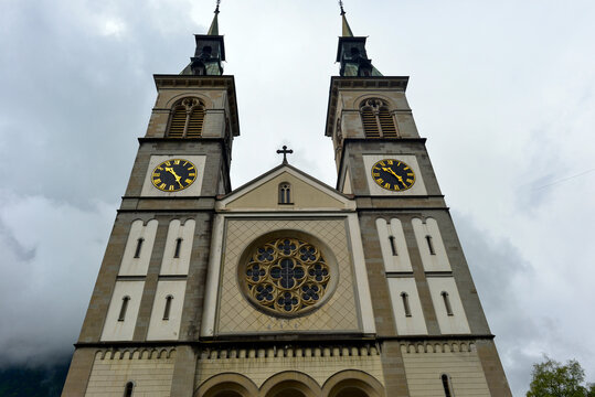 Die historische neuromanische Stadtkirche Glarus im Kanton Glarus, Schweiz