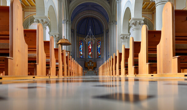 Der prachtvolle Innenraum der neuromanischen Stadtkirche Glarus, Schweiz