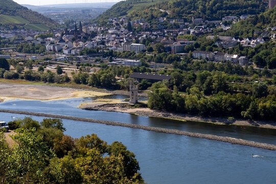 August 2026, Extremes Niedrigwasser am Mittelrhein***Der Binger M&auml;useturm ist inzwischen fu&szlig;l&auml;ufig erreichbar, was jedoch verboten ist