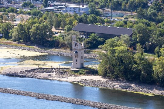 August 2026, Extremes Niedrigwasser am Mittelrhein***Der Binger M&auml;useturm ist inzwischen fu&szlig;l&auml;ufig erreichbar, was jedoch verboten ist