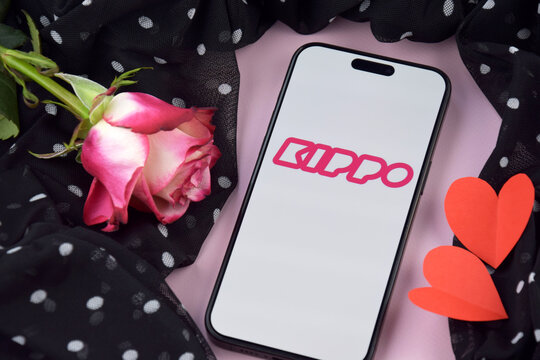 Kippo dating app on smartphone screen.