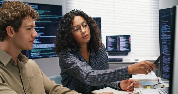 wo Latin data engineers map out a large-scale database migration on a conference room screen, discussing schema changes, ETL pipelines, and data validation checks. They annotate migration steps, estim