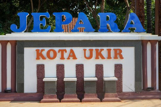 A landmark sign of Jepara Kota Ukir welcoming visitors to Central Java, Indonesia, famous for its rich tradition of wood carving art, cultural heritage, fine craftsmanship, and local tourism identity.