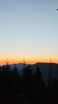 Time-lapse video of the setting sun disappearing behind mountain ridges.