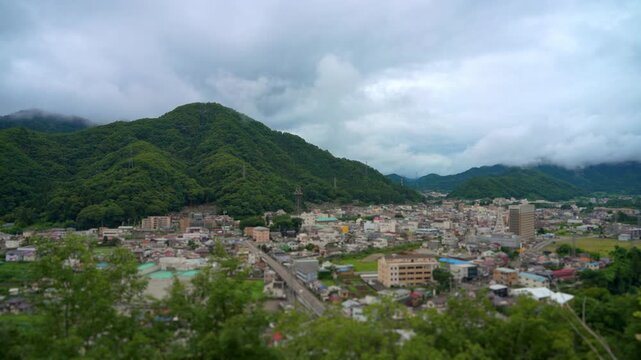 山間部の街と雲のタイムラプス