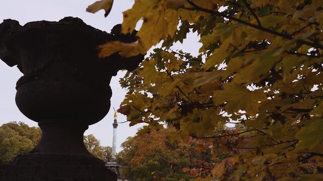 Friedensengel in M&uuml;nchen durch bunte Herbstb&auml;ume gerahmt