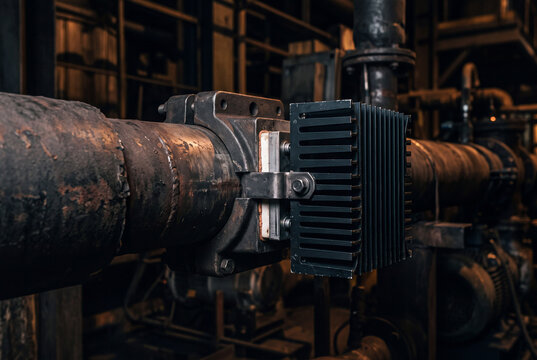 Thermoelectric Generator Clamp‑On Pipe Module with Finned Heat Sink &ndash; 5K Waste Heat Recovery IoT