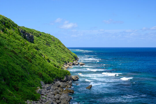 サバウツガーの隆起珊瑚礁の断崖と荒波の絶景｜宮古島の展望台から望む海景01/Scenic overlook of Sabautsuga, a raised coral reef cliff coast with rough waves in Miyakojima, Okinawa Japan01