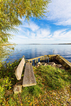 Steg und Sitzbank am Plauer See in der Stadt Plau am See