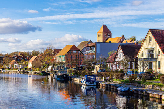 Blick auf die Pfarrkirche St. Marien in der Stadt Plau am See