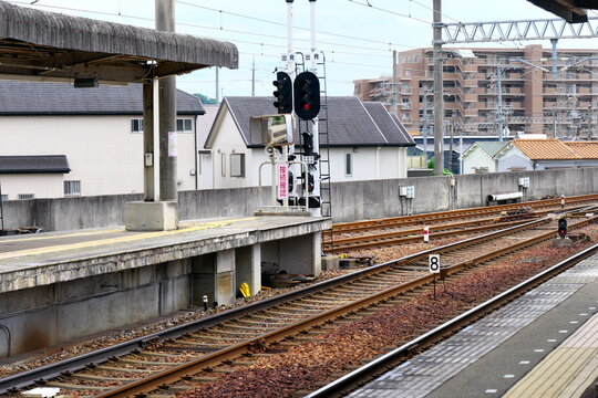 マンション群を背景に大きくカーブする高架線の線路と鉄道インフラ