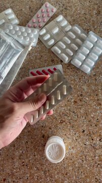 Pastillas, p&iacute;ldora y gragea medicamentos en bl&iacute;ster y c&aacute;psulas ansiol&iacute;tico envase pastillero de enfermo medicina salud y receta hospital ansiedad y estr&eacute;s tratamiento
