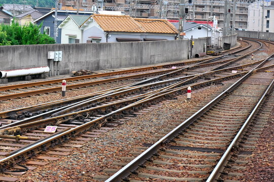 マンション群を背景に大きくカーブする高架線の線路と鉄道インフラ