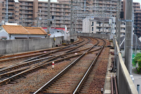 マンション群を背景に大きくカーブする高架線の線路と鉄道インフラ