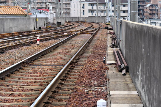 マンション群を背景に大きくカーブする高架線の線路と鉄道インフラ