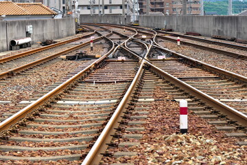複雑に分岐・交差する線路と鉄道インフラの風景 © taka