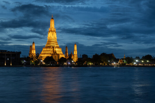 Der Tempel Wat Arun w&auml;hrend der blauen Stunde in Bangkok in Thailand