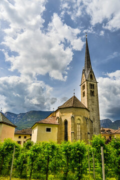 Neumarkt, Egna, Pfarrkirche, Dorf, Lauben, historische H&auml;user, Weinstrasse, Unterland, S&uuml;dtirol, Etsch, Etschtal, Weinberge, Weinbauer, Weindorf, Rebstock, Rebe, Fr&uuml;hling, Sommer, Italien