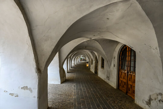 Neumarkt, Egna, Dorf, Lauben, Laubengang, historische H&auml;user, Weinstrasse, Unterland, S&uuml;dtirol, Etsch, Etschtal, Weinberge, Weinbauer, Weindorf, Fr&uuml;hling, Sommer, Italien