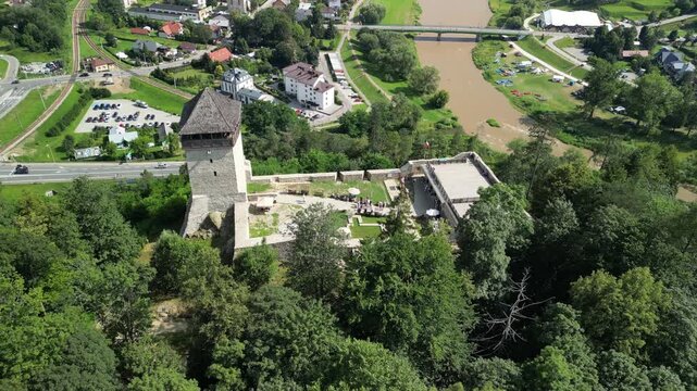 Powroznik - Polska
Stara cerkiew nagrana dronem. G&oacute;ry, pola, cerkiew, słoneczny dzień, piękne widoki