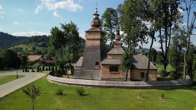 Powroznik - Polska
Stara cerkiew nagrana dronem. G&oacute;ry, pola, cerkiew, słoneczny dzień, piękne widoki