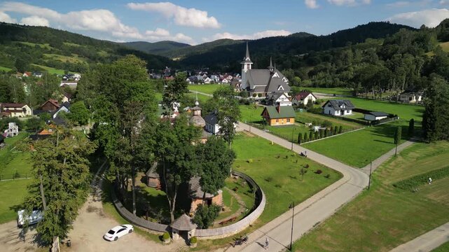 Powroznik - Polska
Stara cerkiew nagrana dronem. G&oacute;ry, pola, cerkiew, słoneczny dzień, piękne widoki