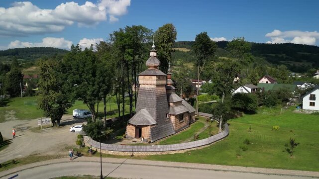 Powroznik - Polska
Stara cerkiew nagrana dronem. G&oacute;ry, pola, cerkiew, słoneczny dzień, piękne widoki