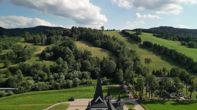 Powroznik - Polska
Stara cerkiew nagrana dronem. G&oacute;ry, pola, cerkiew, słoneczny dzień, piękne widoki
