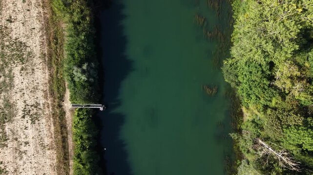 Vue a&eacute;rienne verticale de la Marne durant l'&eacute;t&eacute;, entre for&ecirc;t et champ, France