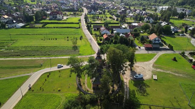 Powroznik - Polska
Stara cerkiew nagrana dronem. G&oacute;ry, pola, cerkiew, słoneczny dzień, piękne widoki