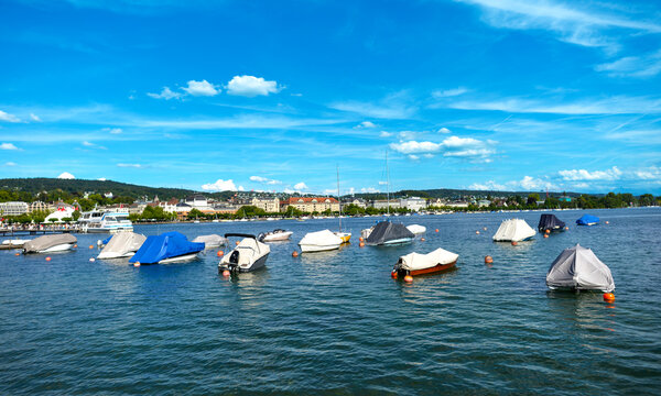 Z&uuml;richsee mit Booten und Blick auf die Stadtpromenade  im Kanton Z&uuml;rich, Schweiz