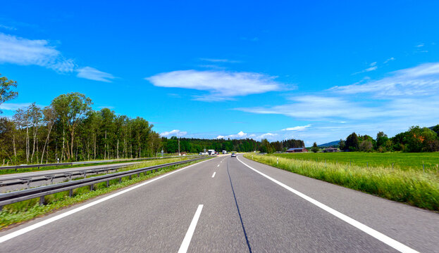 Fahrt auf der Bundesautobahn 81 zwischen Geisingen und dem Dreieck Bad D&uuml;rrheim, Baden-W&uuml;rttemberg, Deutschland