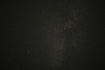 Obraz premium Milky way galaxy streaking across a dark night sky